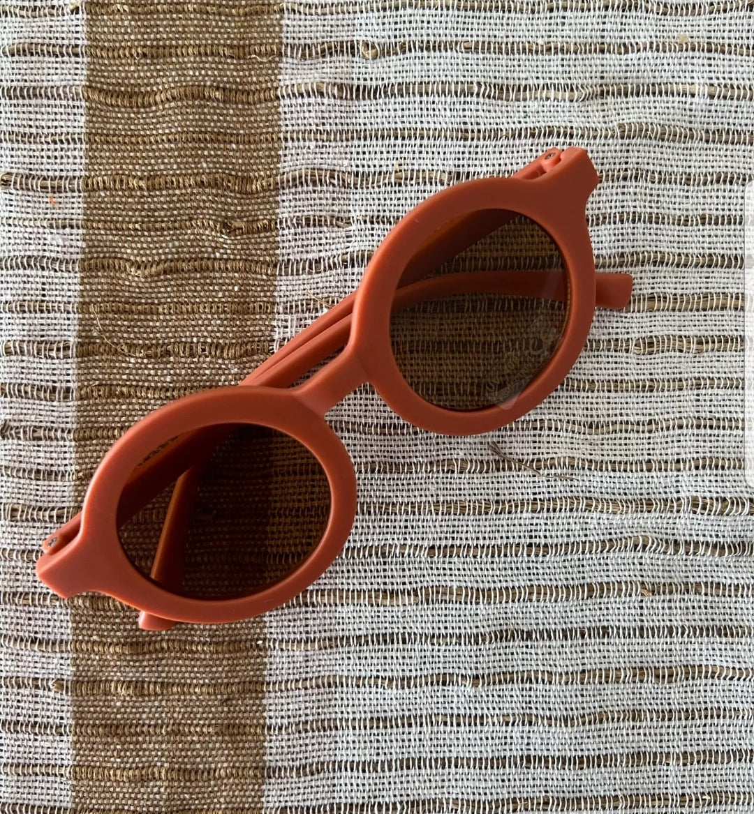 Retro Round Sunglasses / Eyewear